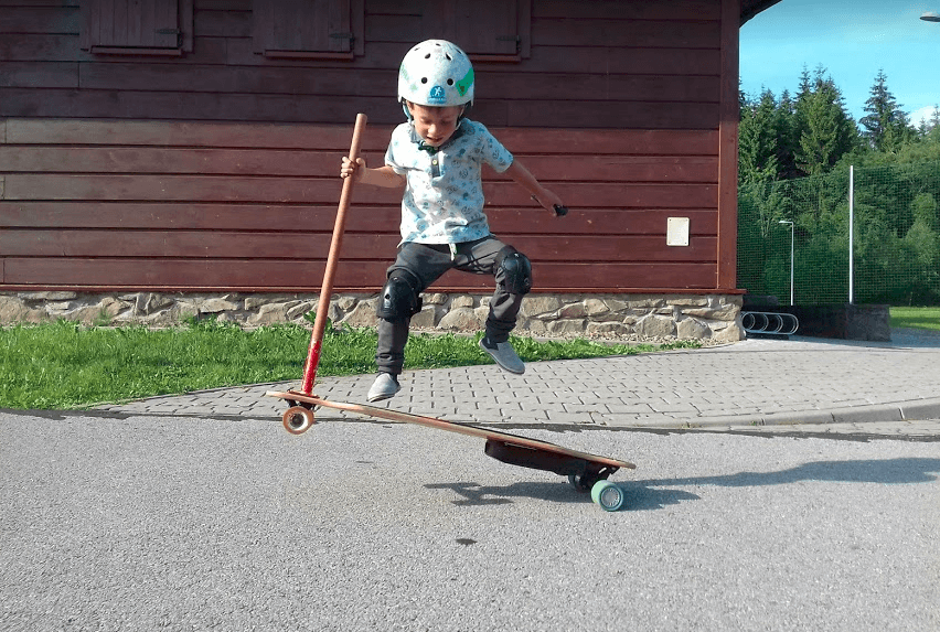 dziecko na longboardzie elektrycznym